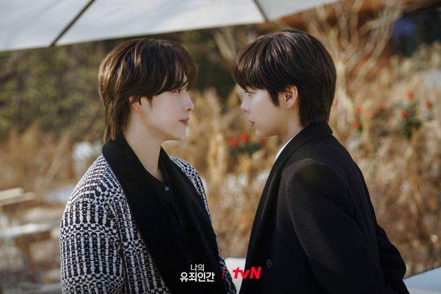Still cut drama Korea Love in Disguise produksi tvN yang menampilkan adegan para pemeran dalam suasana dramatis.