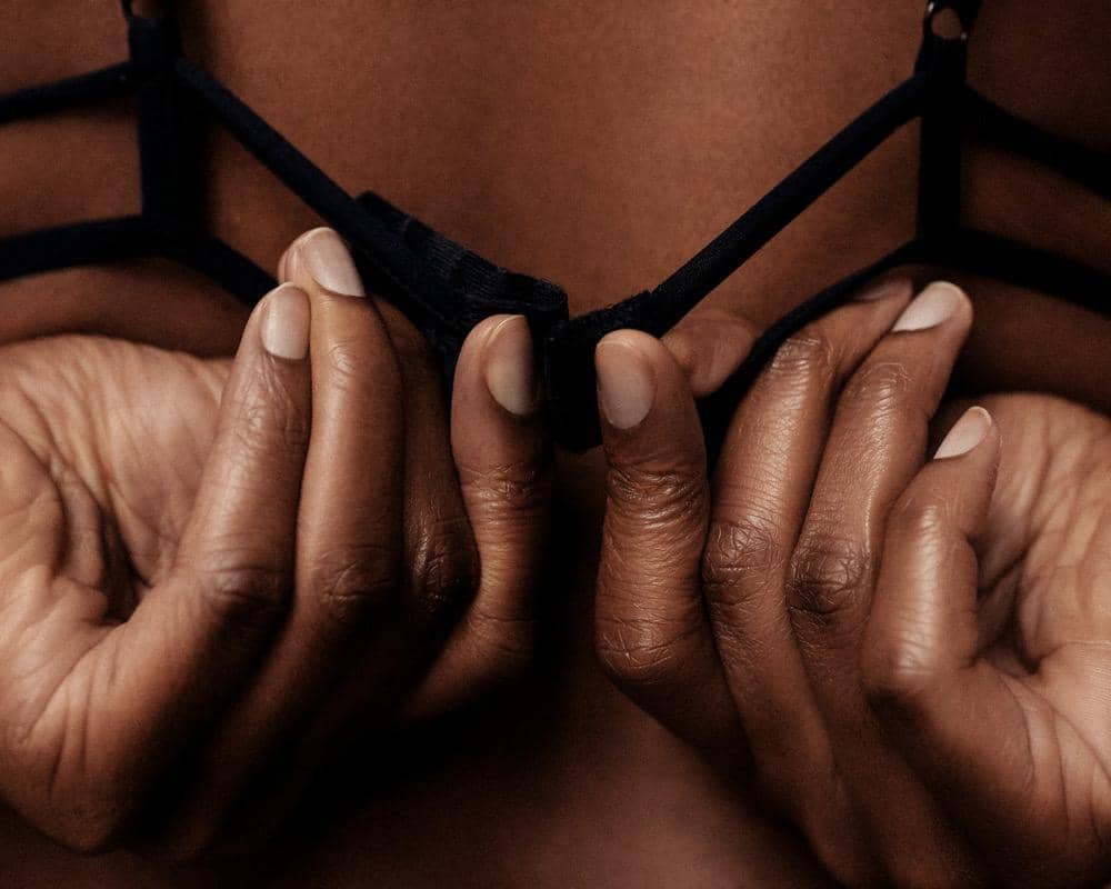 Seorang perempuan sedang memakai bra