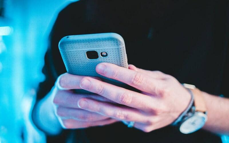 ilustrasi seseorang memegang smartphone
