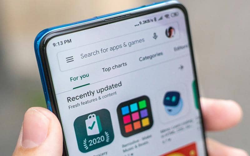 ilustrasi mengunduh aplikasi di Google Play Store