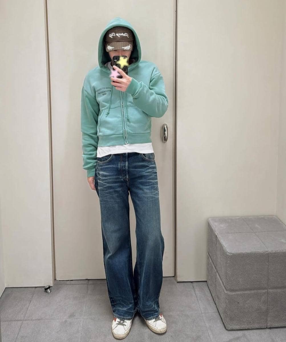 Gaya OOTD Off Jumpol dengan sneakers yang dibagikan dalam unggahan di akun Instagram @tumcial miliknya.
