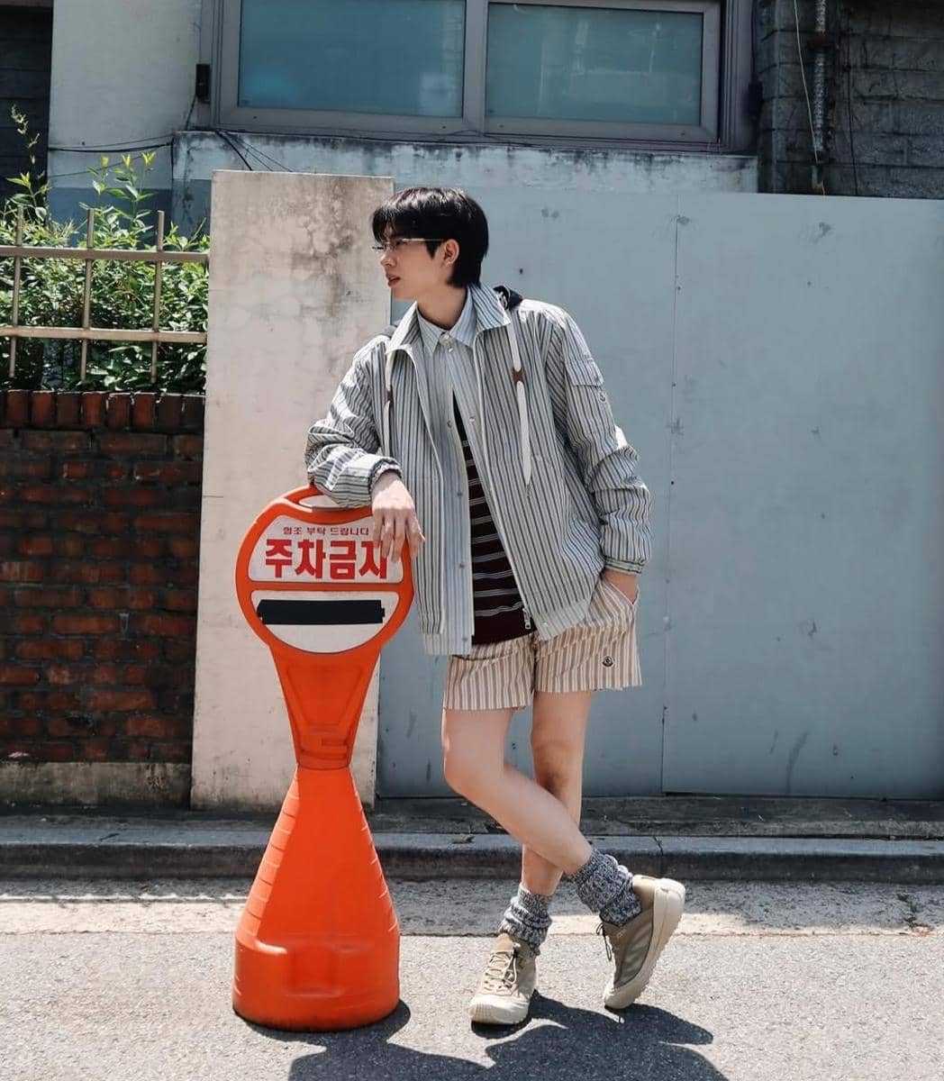 Off Jumpol mengenakan sneakers sebagai bagian dari OOTD kasualnya dalam unggahan Instagram akun @tumcial.