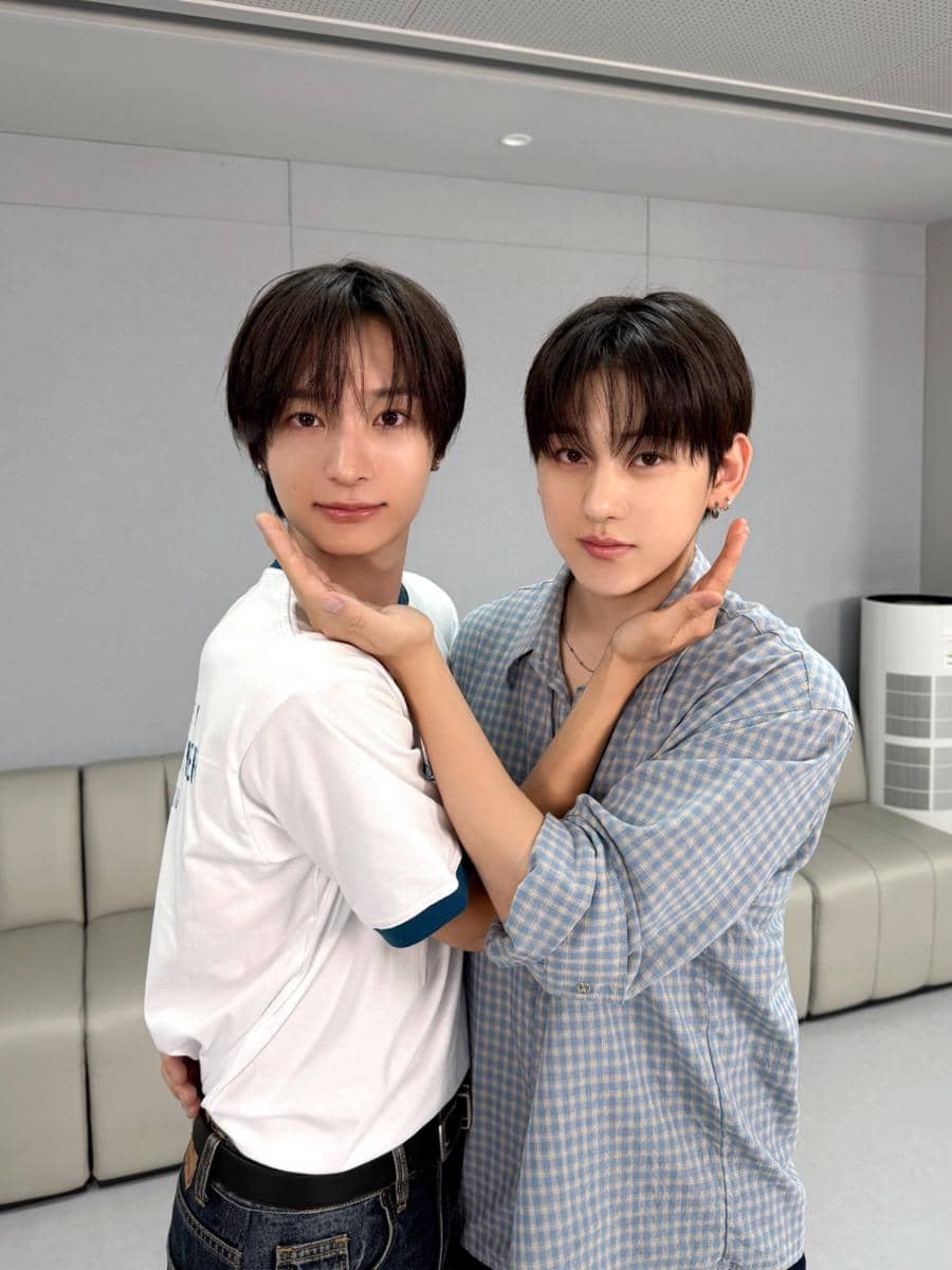 Kyehoon dan Donghwa KickFlip