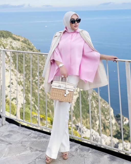 Syahrini mengenakan busana OOTD untuk perjalanan, seperti dibagikan melalui akun Instagram pribadinya.