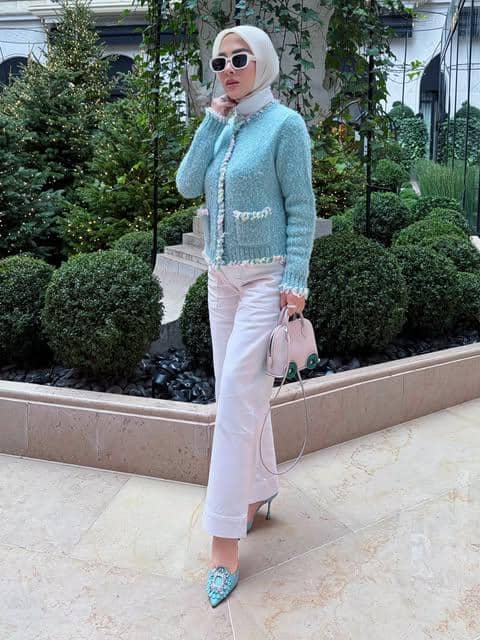 Syahrini tampil dengan OOTD bergaya saat bepergian dalam potret yang dibagikan melalui Instagram.