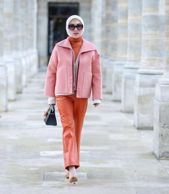 Syahrini mengenakan busana perjalanan bergaya OOTD dalam unggahan Instagram bertema traveling yang modis.