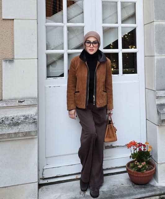 Syahrini mengenakan OOTD traveling yang modis saat bepergian, dengan gaya busana khasnya yang elegan.