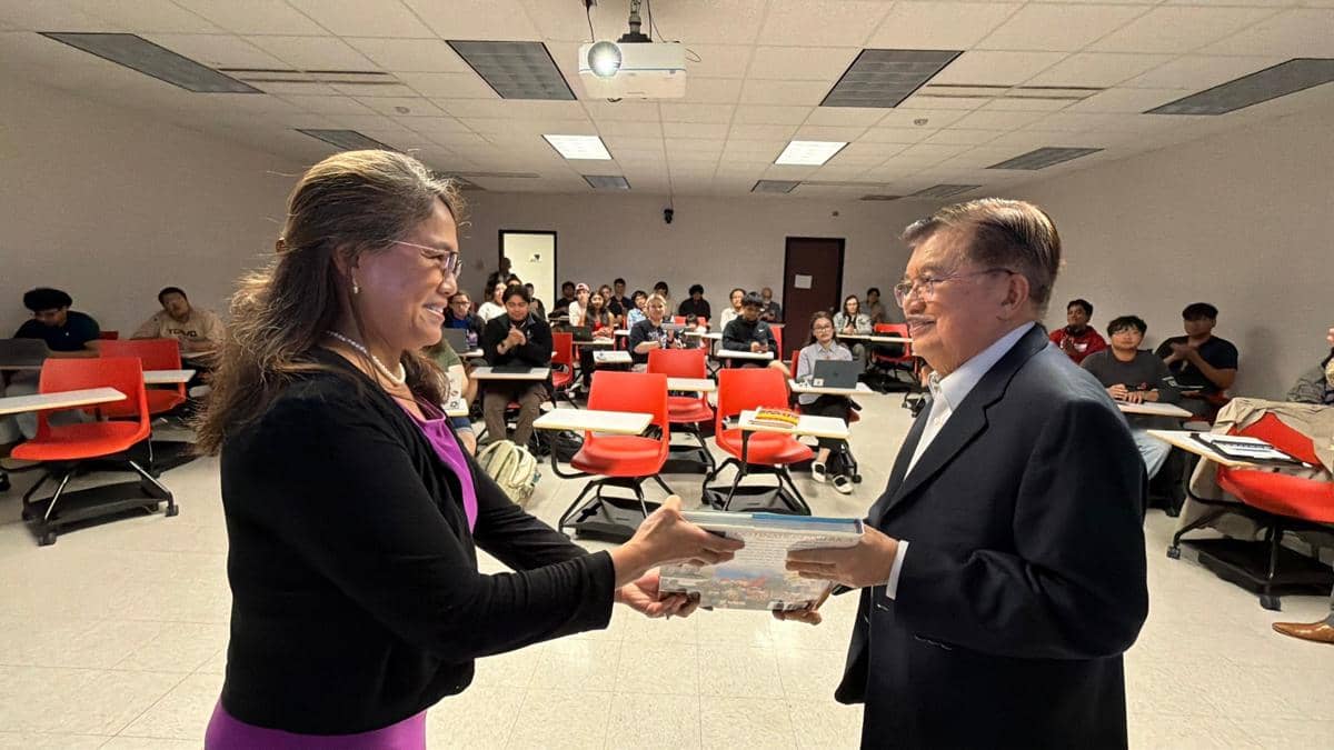 Mantan Wakil Presiden RI Jusuf Kalla kuliah umum di Northern Illinois University (NIU), DeKalb, Illinois, AS, Selasa (13/10/2026). (Dok.Istimewa)
