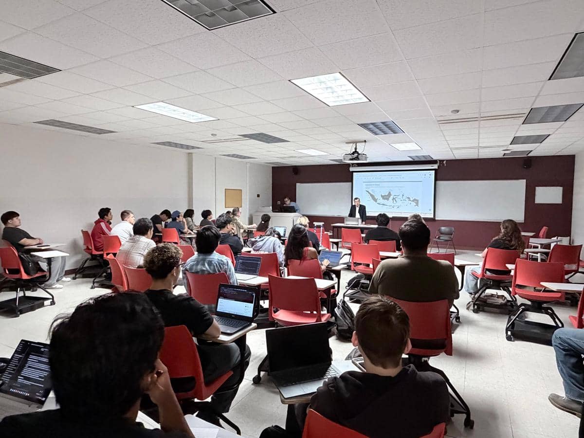 Mantan Wakil Presiden RI Jusuf Kalla kuliah umum di Northern Illinois University (NIU), DeKalb, Illinois, AS, Selasa (13/10/2026). (Dok.Istimewa)
