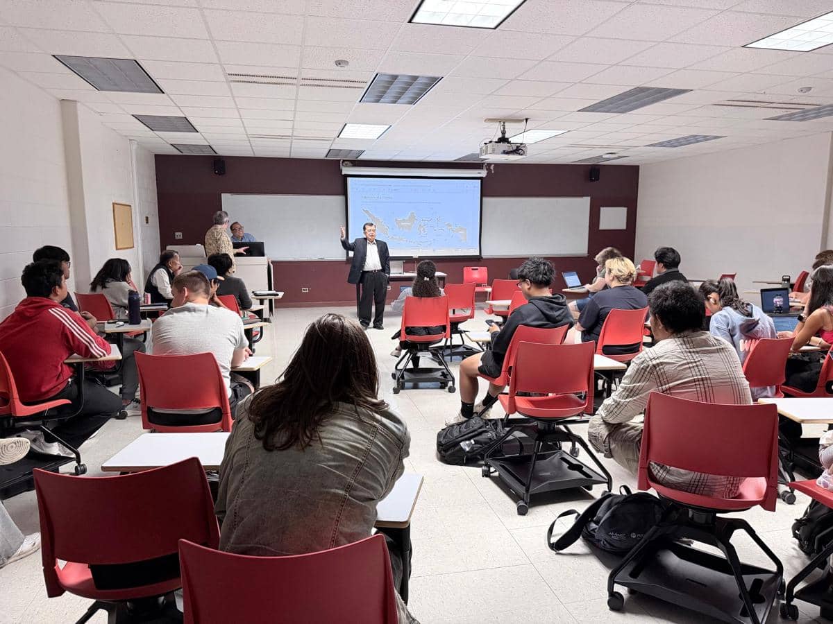 Mantan Wakil Presiden RI Jusuf Kalla kuliah umum di Northern Illinois University (NIU), DeKalb, Illinois, AS, Selasa (13/10/2026). (Dok.Istimewa)