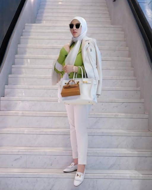 Syahrini mengenakan busana perjalanan bergaya OOTD saat bepergian dalam unggahan Instagram @princessyahrini.