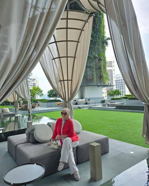 Syahrini mengenakan busana OOTD bergaya untuk liburan ke pantai dalam unggahan Instagram pribadinya.