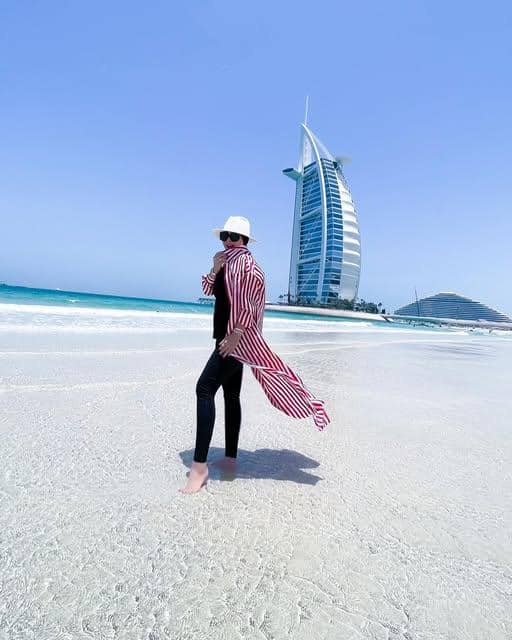Syahrini mengenakan busana liburan saat berpose di pantai untuk unggahan OOTD di akun Instagram pribadinya.
