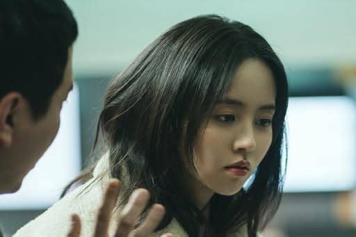 Potongan adegan drama Between Steps yang diunggah melalui akun Instagram resmi ENA Drama untuk promosi serial.