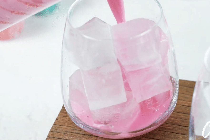 ilustrasi menuangkan susu dan sirup sala pada gelas berisi es batu