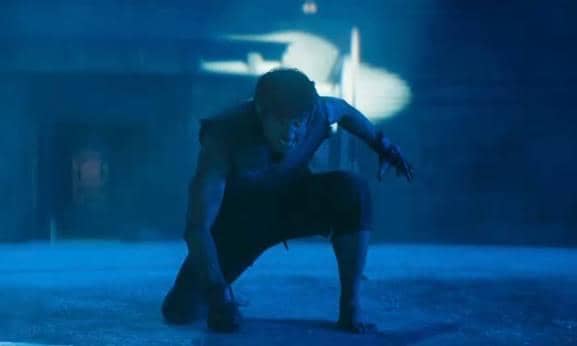 Karakter Evil Ryu dari Street Fighter tampil dalam adegan dengan ekspresi intens dan aura mengancam.