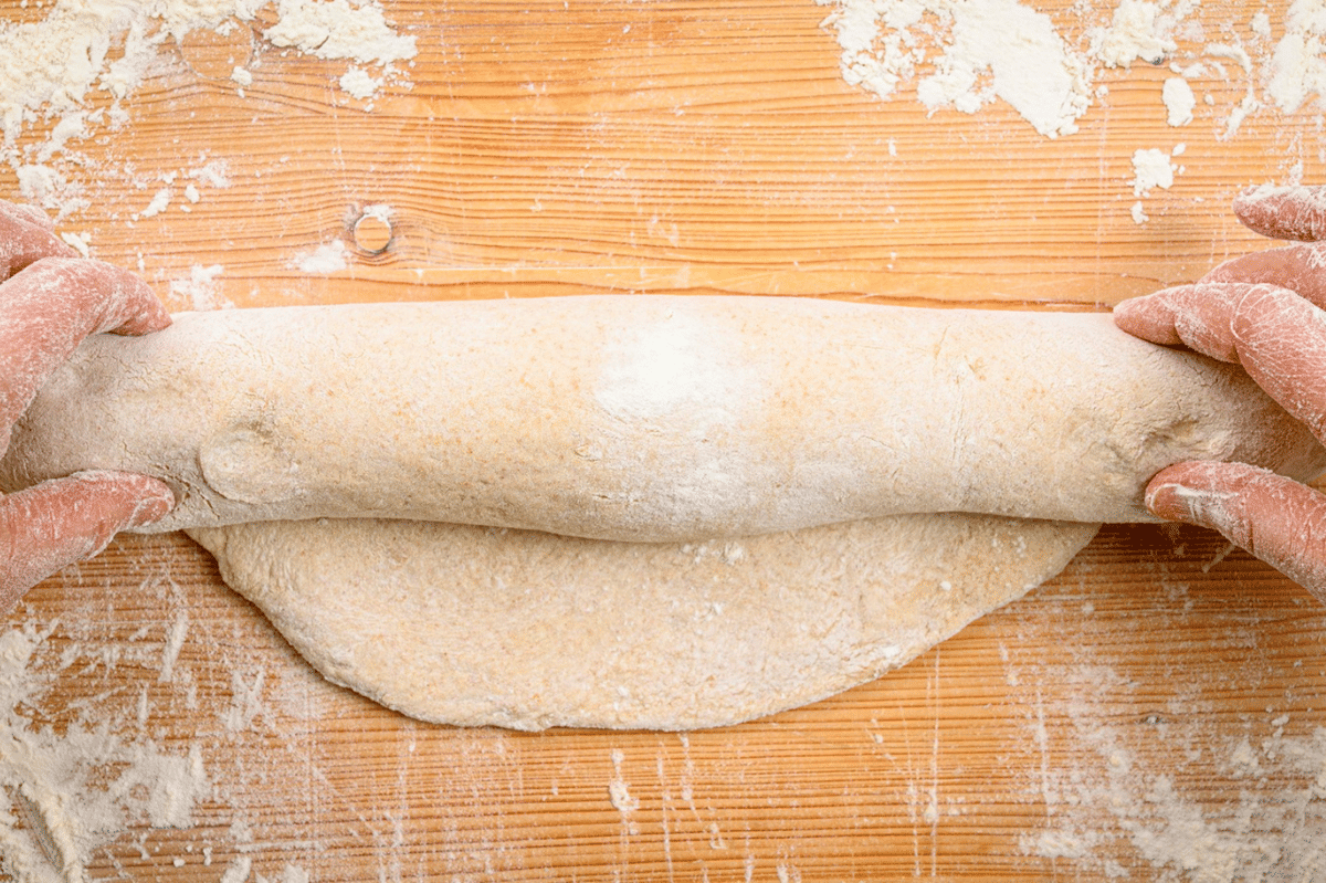 Ilustrasi pembuatan roti Italia dengan adonan yang disiapkan untuk dipanggang hingga menjadi roti.