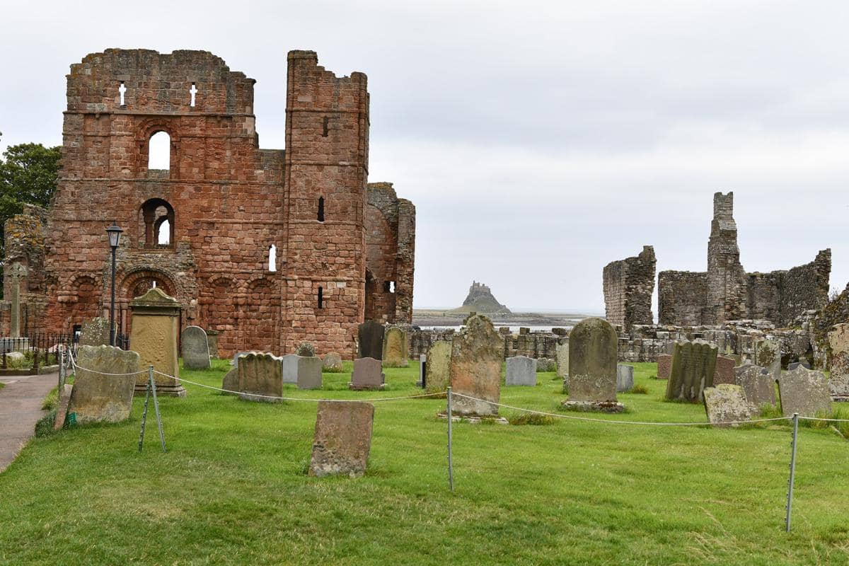 reruntuhan Lindisfarne Priory, biara yang diserang Viking pada 793