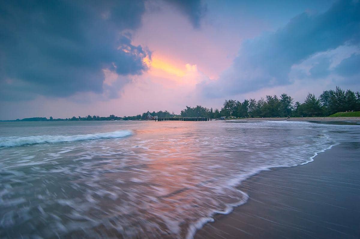 ilustrasi sunset di pantai Pariaman
