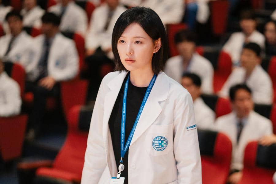 Potongan adegan drama Korea Doctor X dalam unggahan akun Instagram resmi SBS Drama, menampilkan suasana serial medis.