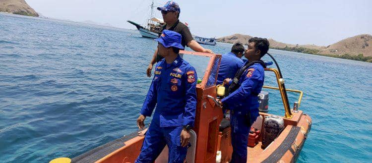 Personel Polairud berada di perahu dalam pencarian KM Feronia yang tenggelam di perairan Labuan Bajo.