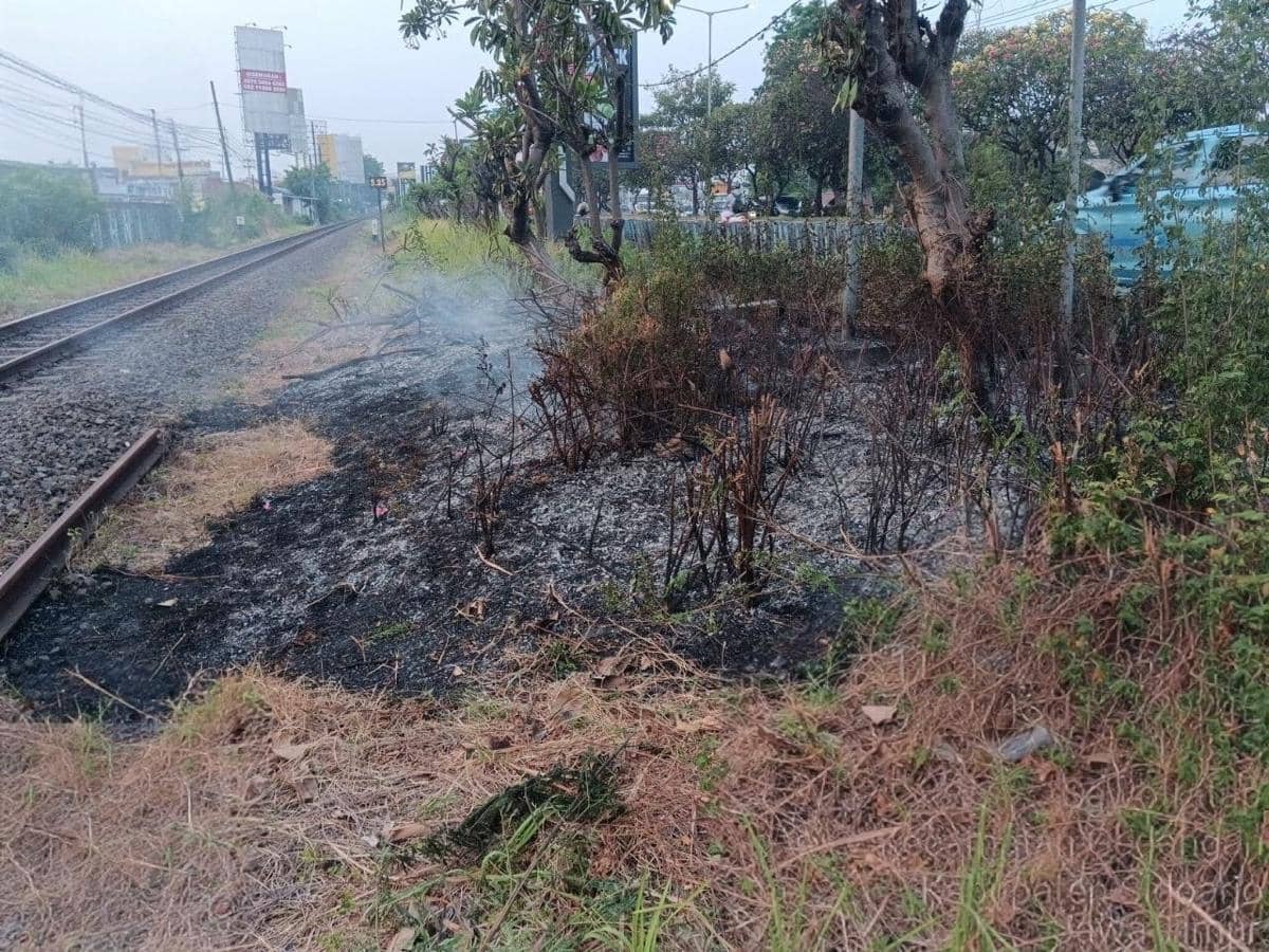 Sepanjang 2026, 18 Kebakaran Terjadi di Jalur Kereta KAI Daop 8