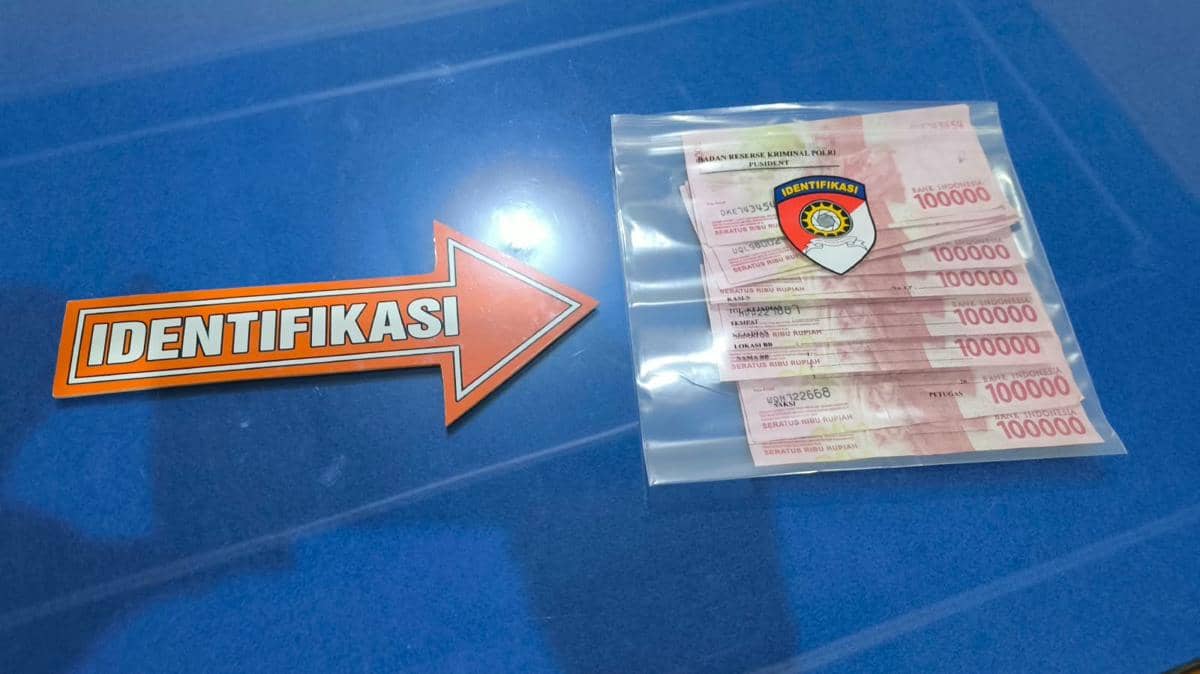 Barang bukti kasus peredaran uang palsu yang diamankan oleh Polres Malang di Kabupaten Malang.