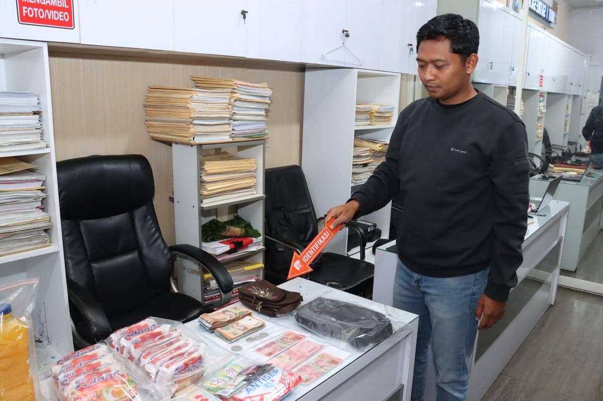 Sejumlah barang bukti kasus peredaran uang palsu yang diamankan oleh Polres Malang di Kabupaten Malang.