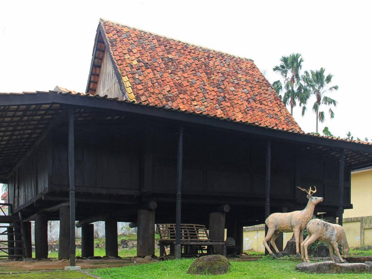 Rumah ulu Ogan, rumah tradisional yang mencerminkan kekayaan budaya Indonesia dan warisan masyarakat Ogan.