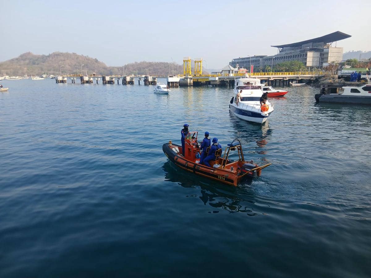 Tim SAR gabungan tengah melakukan pencarian korban tenggelamnya KM Feronia di kawasan Labuan Bajo.