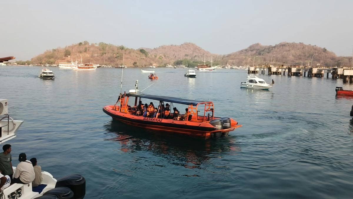 Tim SAR Gabungan dalam operasi pencarian korban tenggelamnya KM Feronia di perairan Labuan Bajo.