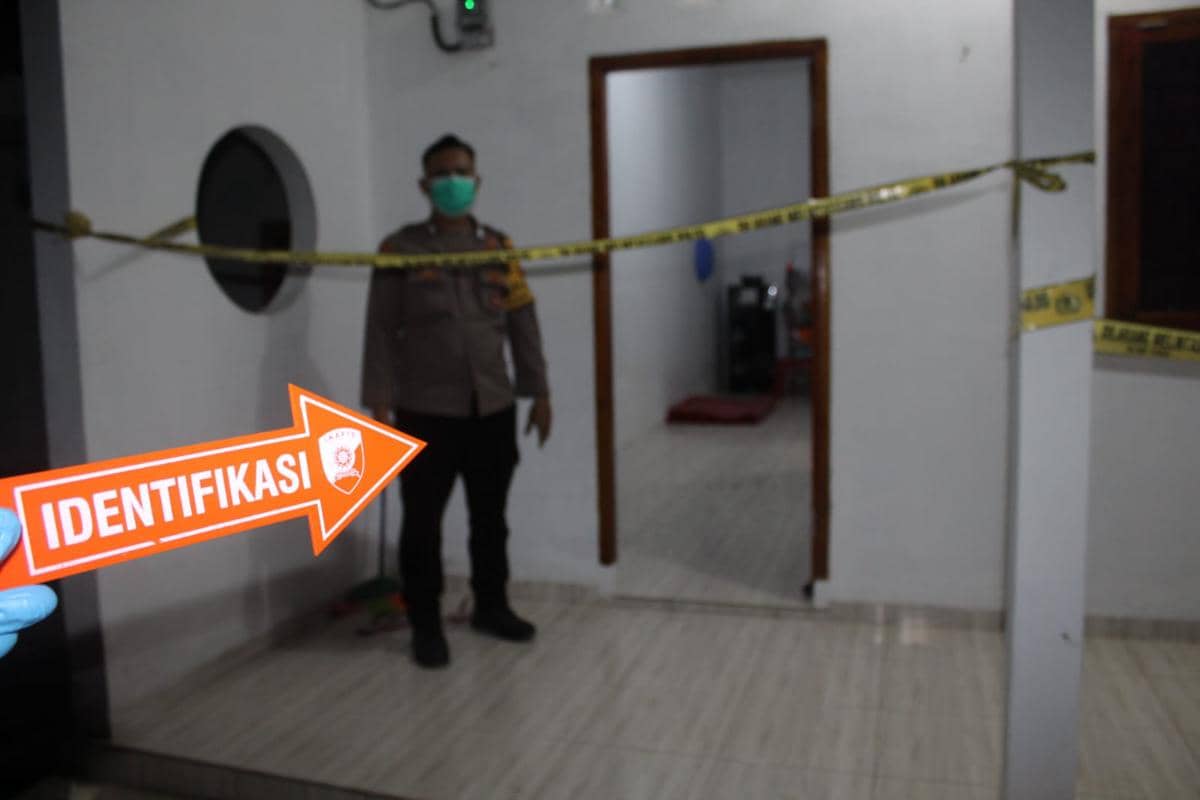 Polisi mengevakuasi jenazah Zuraidah di rumah kontrakan Pekon Panutan, Kecamatan Pagelaran, Kabupaten Pringsewu