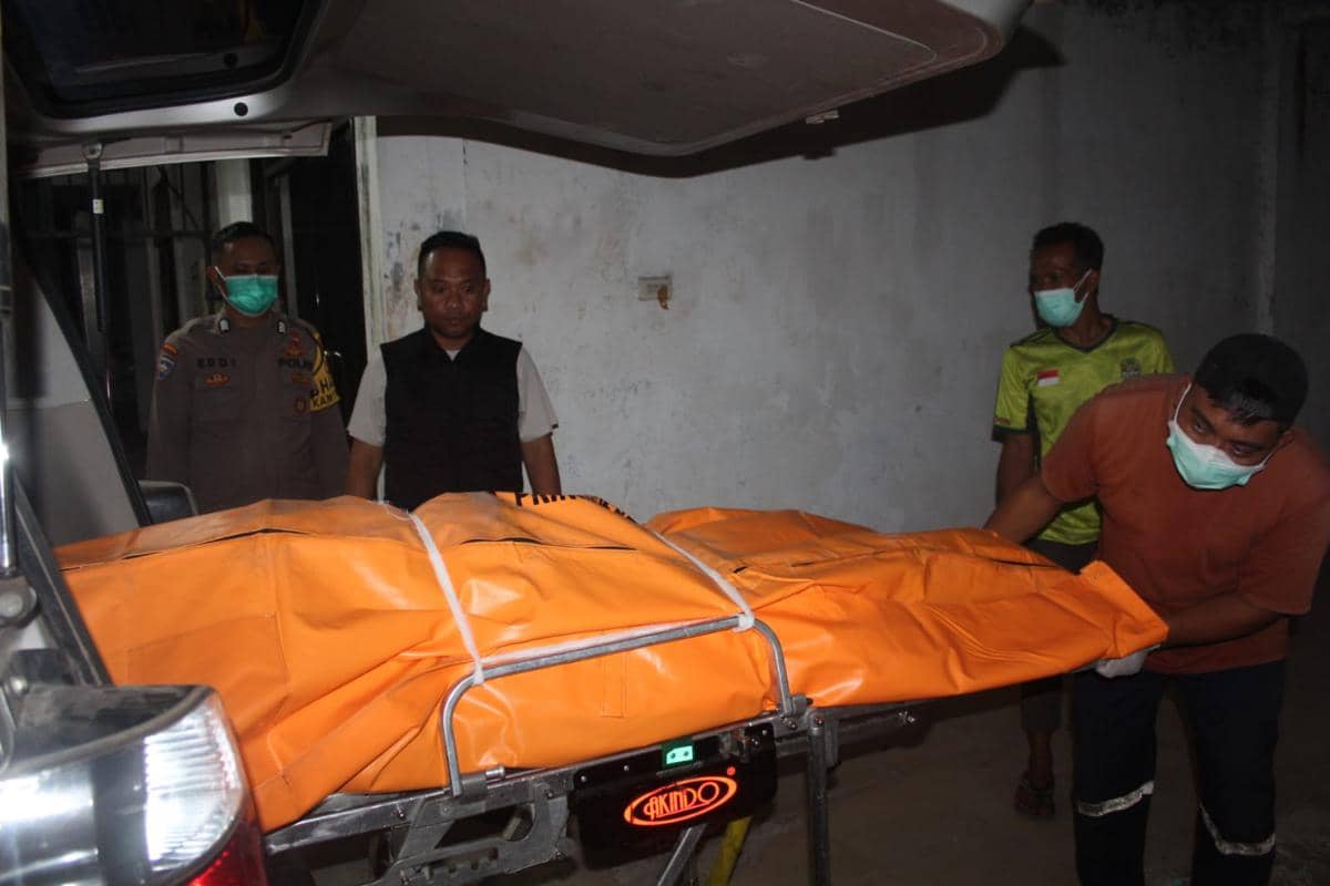 Polisi mengevakuasi jenazah Zuraidah di rumah kontrakan Pekon Panutan, Kecamatan Pagelaran, Kabupaten Pringsewu