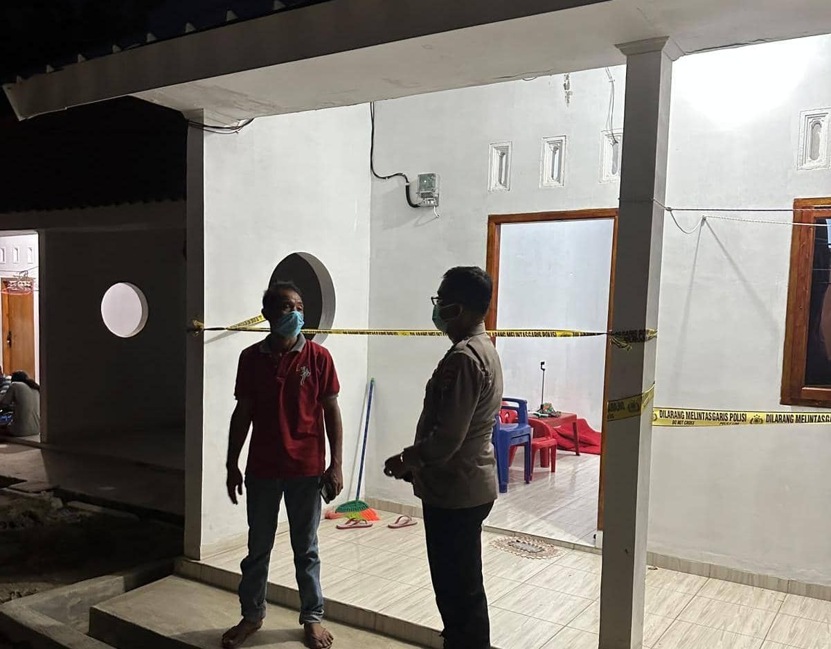 Polisi mengevakuasi jenazah Zuraidah di rumah kontrakan Pekon Panutan, Kecamatan Pagelaran, Kabupaten Pringsewu