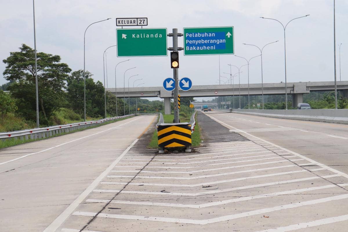 Penampakan crash cushion atau bantal peredam benturan disiagakan di sejumlah ruas Tol Bakauheni-Terbanggi Besar (Bakter)