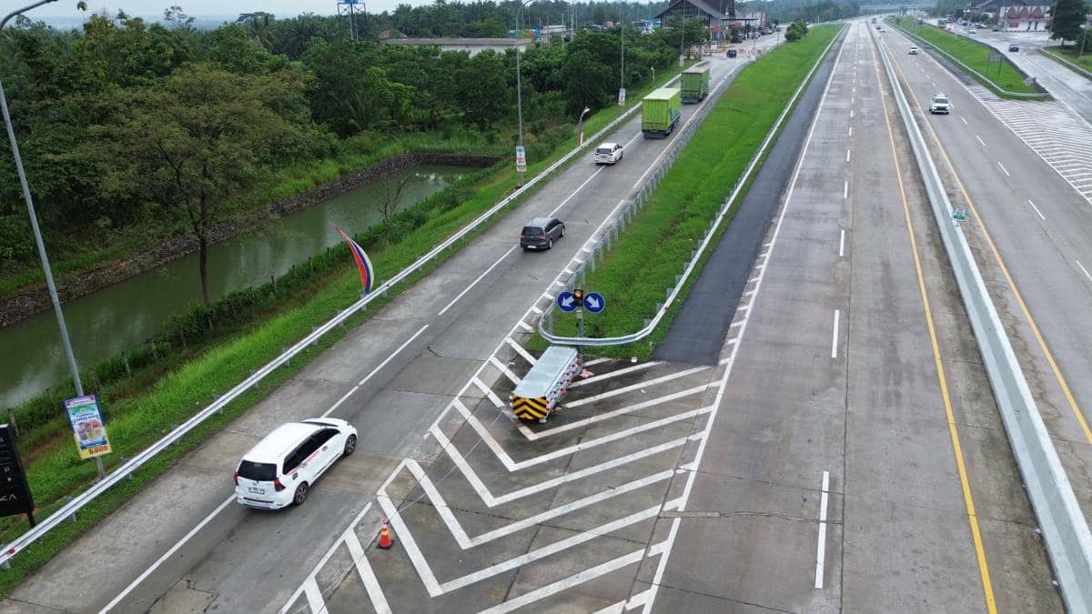 Penampakan crash cushion atau bantal peredam benturan disiagakan di sejumlah ruas Tol Bakauheni-Terbanggi Besar (Bakter)