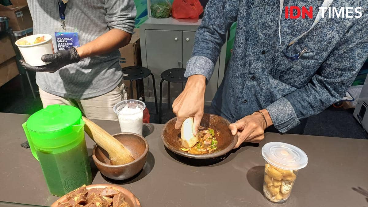 Potret tenant tahu gejrot di Halalicious Food Festival 2026 di Jakarta International Convention Center (JICC), Jakarta Pusat