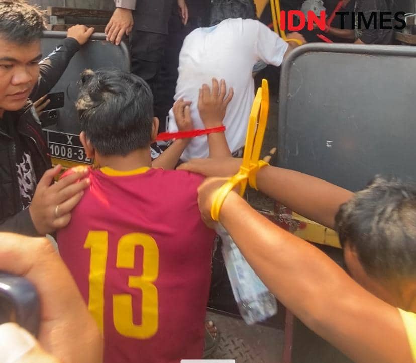 19 Orang Digiring dari Penggerebakan Kampung Narkoba di Surabaya
