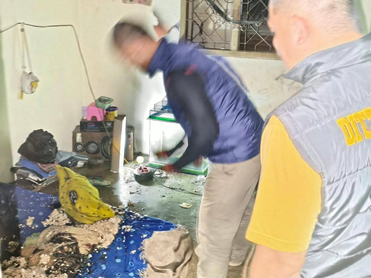 Polisi mengidentifikasi korban dan melakukan olah TKP perkara suami bakar istri di Kota Metro