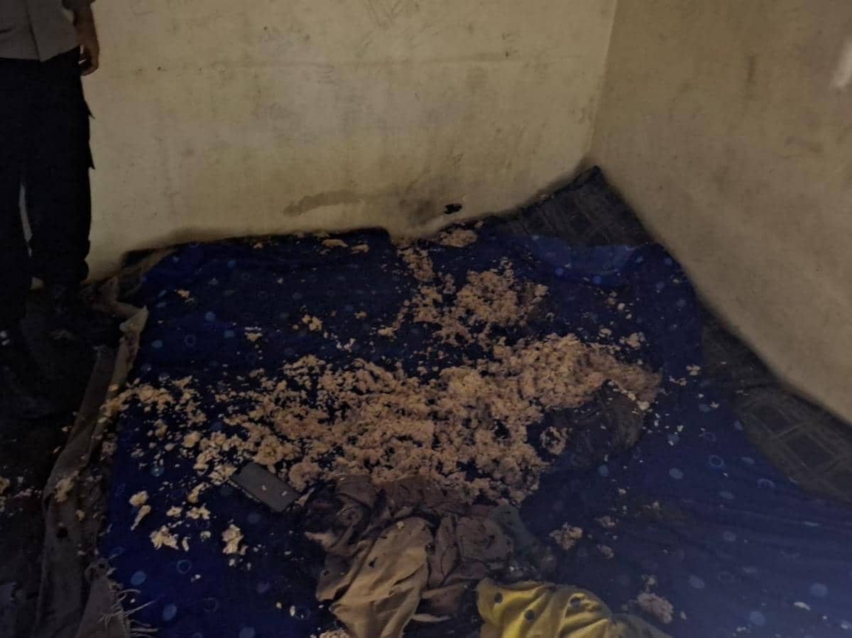 Polisi mengidentifikasi korban dan melakukan olah TKP perkara suami bakar istri di Kota Metro