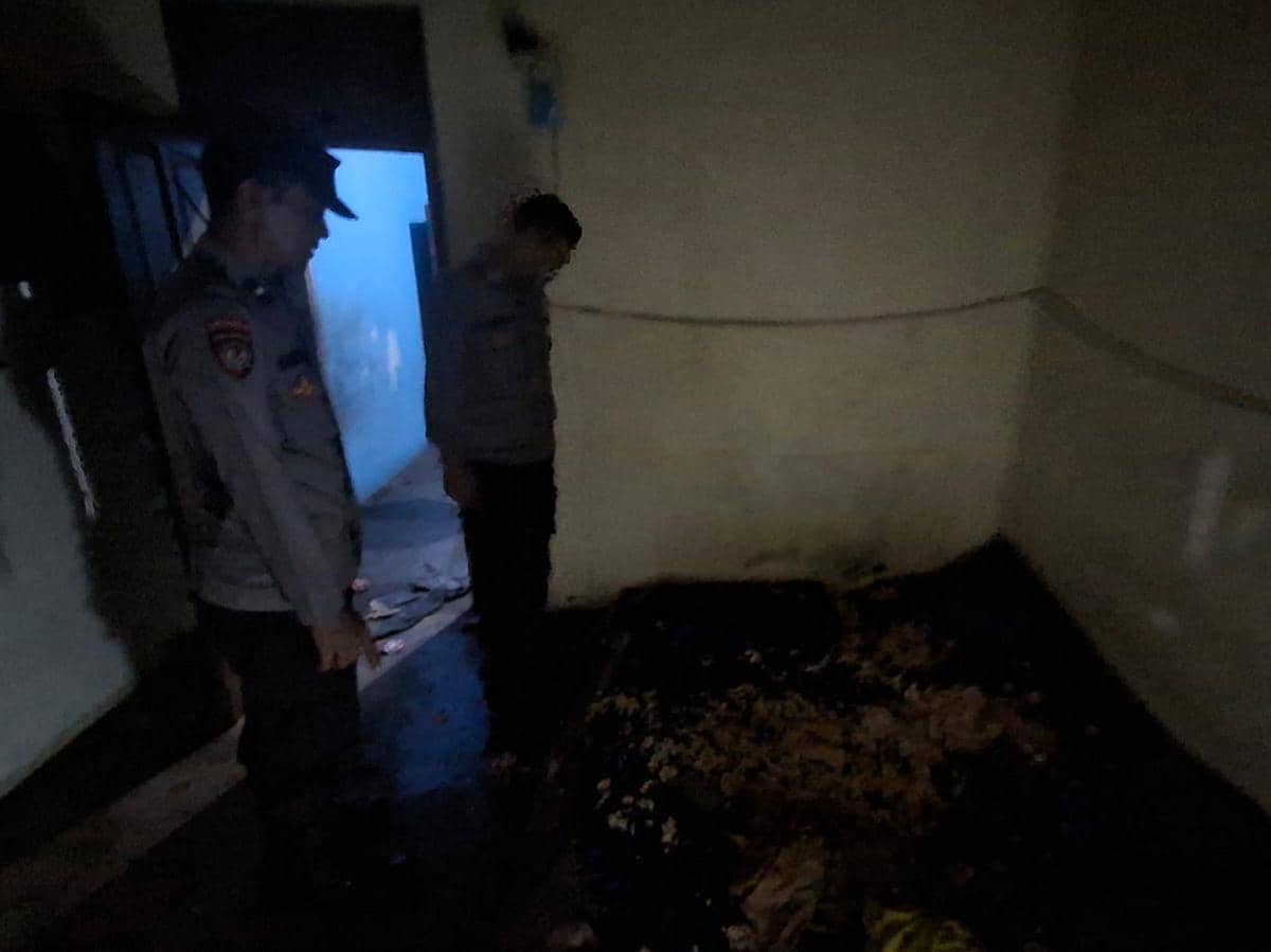 Polisi mengidentifikasi korban dan melakukan olah TKP perkara suami bakar istri di Kota Metro