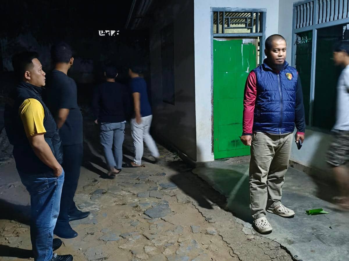Polisi melakukan olah TKP kasus suami bakar istri pakai BBM pertalite di Kota Metro