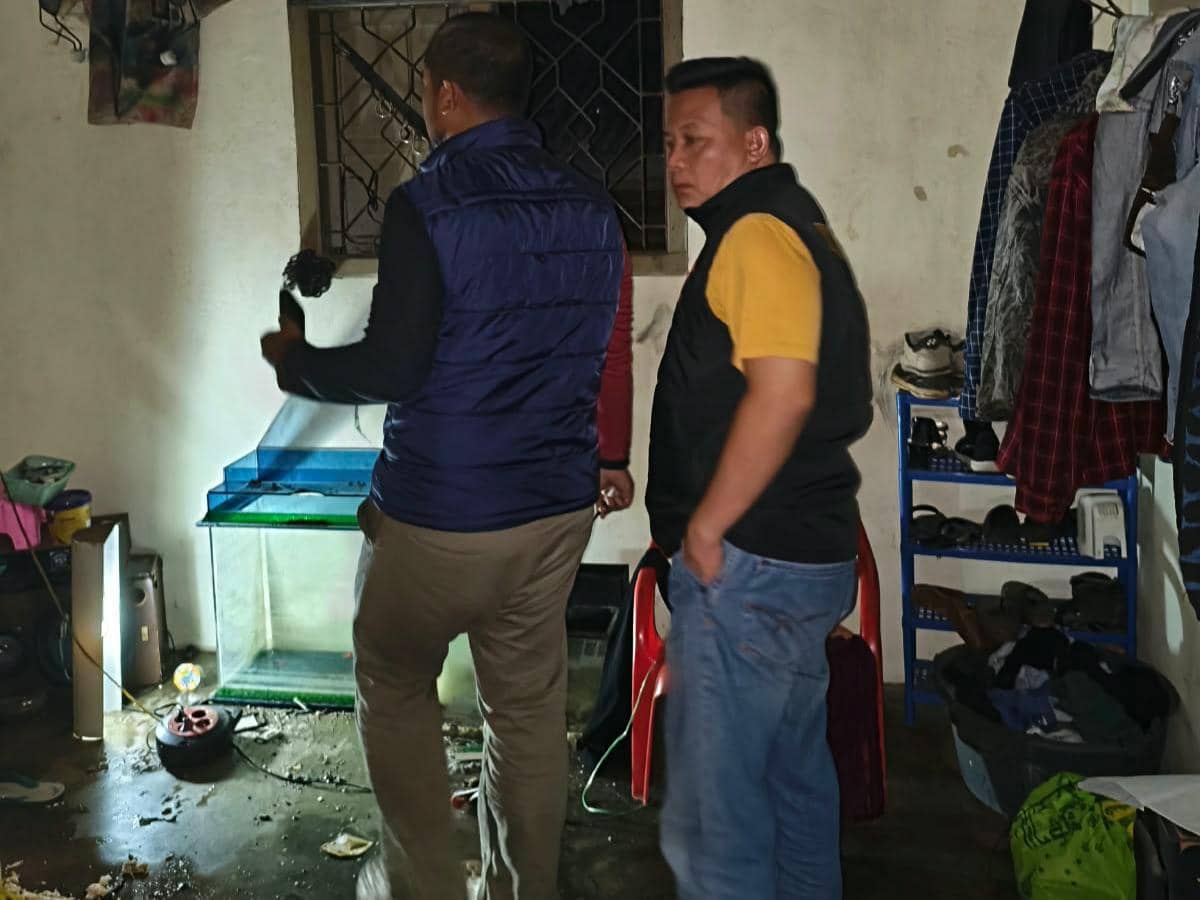 Polisi melakukan olah TKP kasus suami bakar istri pakai BBM pertalite di Kota Metro