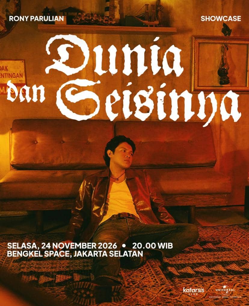 Rony Parulian tampil di atas panggung dalam acara showcase untuk merayakan peluncuran album keduanya.