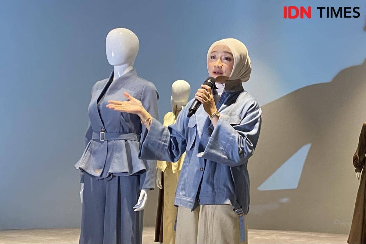 Ayu Dyah Andari menjelaskan koleksi POISE yang mengambil inspirasi dari berbagai peran seorang Kris Dayanti.