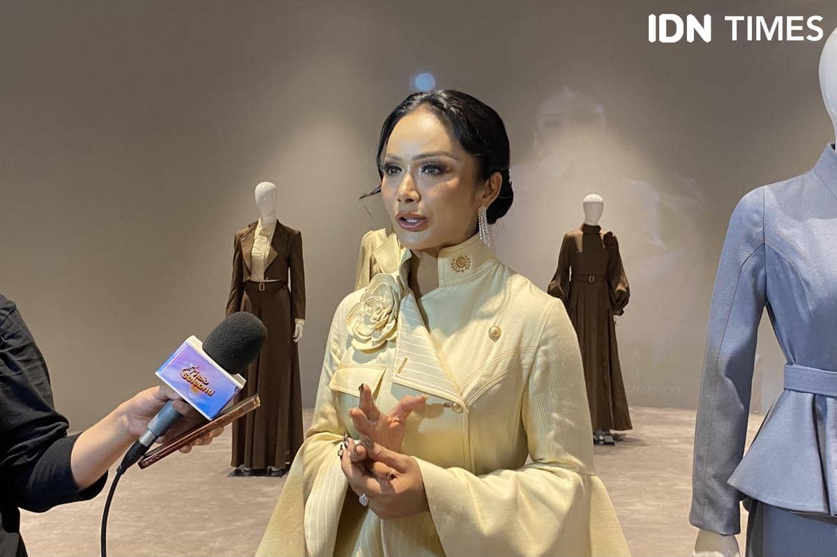 Kris Dayanti menjelaskan alasan memilih nama POISE untuk koleksi busananya dalam sesi wawancara acara.