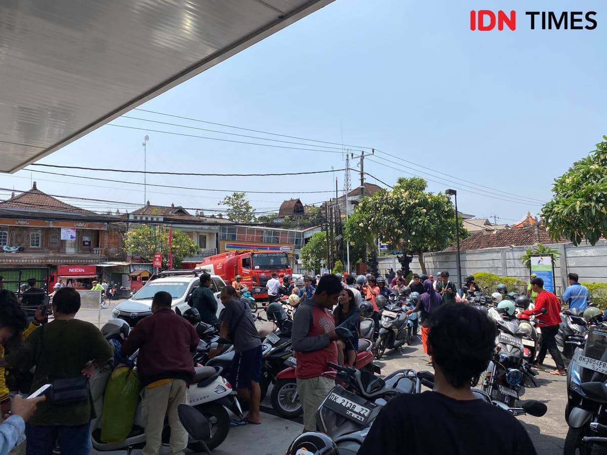Warga Bertahan 3 Jam Lebih Antre BBM di SPBU WR Supratman
