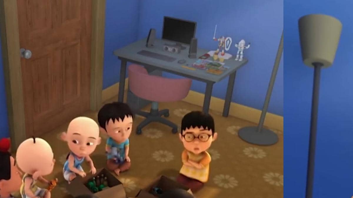meja belajar dan komputer di kamar Ehsan