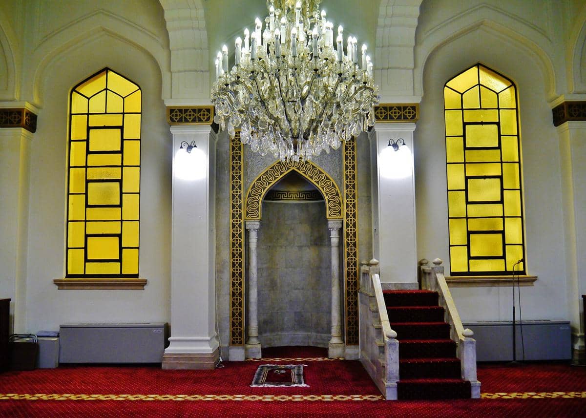 Pemandangan mihrab dan mimbar di ruang dalam Masjid Kobe, yang menjadi fokus area depan ruang salat utama.