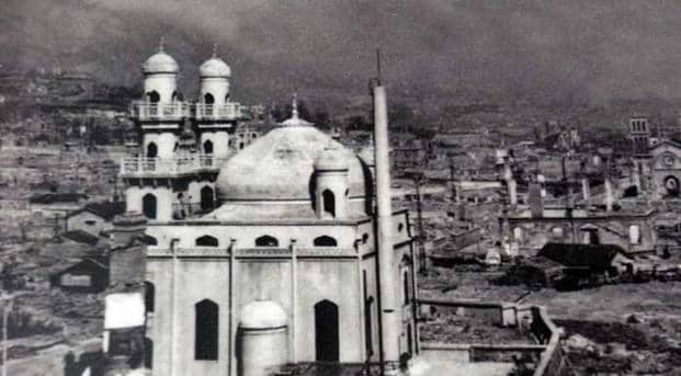 Tampak depan Masjid Kobe, bangunan putih berkubah dengan menara yang selamat dari serangan udara tahun 1945.